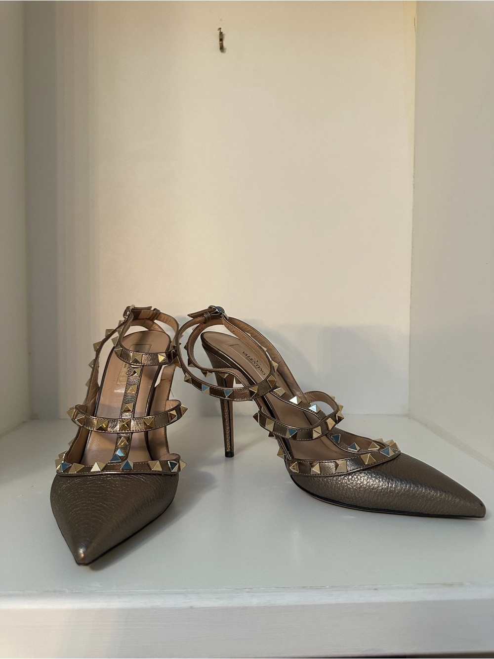Authentic Valentino Garavani Rockstud Pumps – Size 40 (EU) 9 (US)